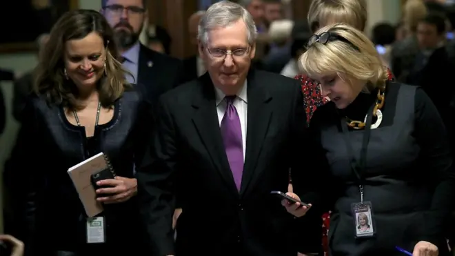 Lãnh đạo đa số Thượng viện Mitch McConnell rời Thượng viện sau khi thông qua việc mở cửa lại chính phủ