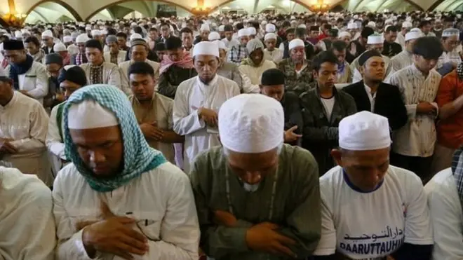 Umat Islam tengah menjalankan ibadah salat di sebuah masjid di Jakarta.