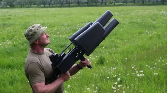 ทหารยูเครนสาธิตการใช้ปืนไรเฟิลยิงทำลายโดรน