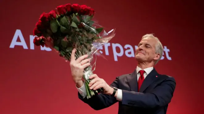 Jonas Gahr Støre celebrando su triunfo electoral.