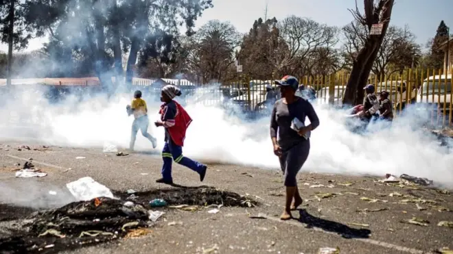 Polisi wametumia mabomu ya kutoa machozi kuwatawanya waporaji