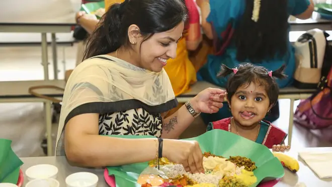 భోజనం చేస్తున్న తల్లీకూతుళ్లు