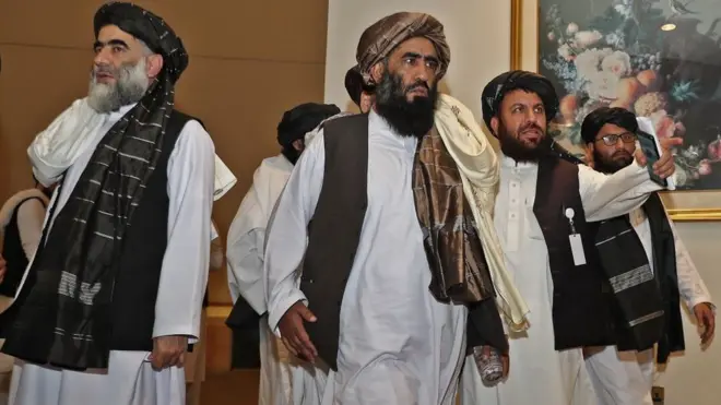 قطر کے شہر دوحہ میں سفید شلوار قمیض میں ملبوس، سر پر پگڑیاں پہنے اور کاندھوں پر چادر رکھے طالبان رہنما ہر کسی کے مرکزِ نگاہ تھے