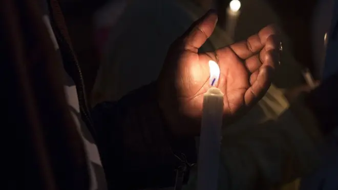 Pesin dey hold candle