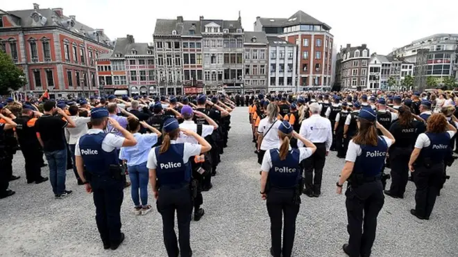 لیژ کی پولیس ہلاک ہونے والے ساتھیوں کو سلیوٹ پیش کرہے ہیں۔ ہلاک ہونے والی دو حاتون پولیس افسران میں ایک کا نام ثریا بالقاسمی بتایا گیا ہے۔ دوسری افسر کا نام لوسیل گارشیا ہے جس کی ایک ماہ قبل شادی ہوئی تھی۔