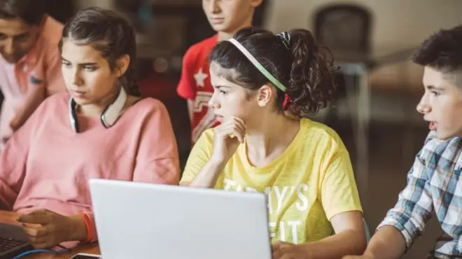 تثقل ديون الجامعات وبطاقات الائتمان وعدم الادخار للتقاعد كاهل كثير من الآباء والأمهات