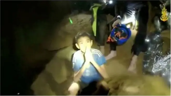 गुफा में बच्चा