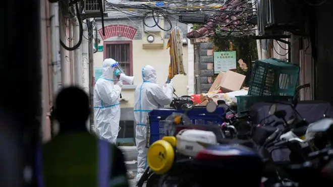 上海防疫人員在社區工作