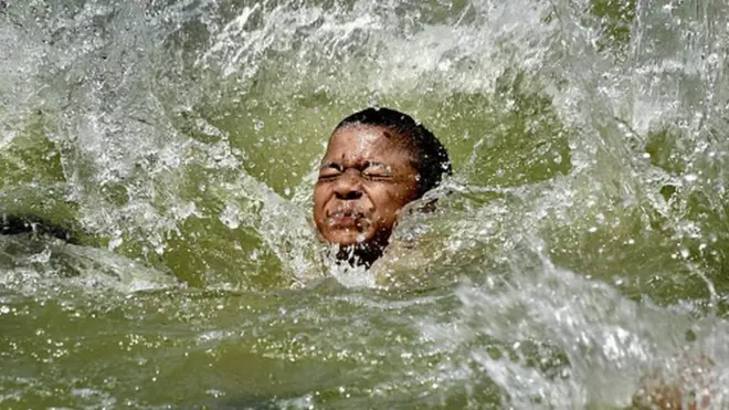 నీటిలో ఈదుతున్న బాలుడు