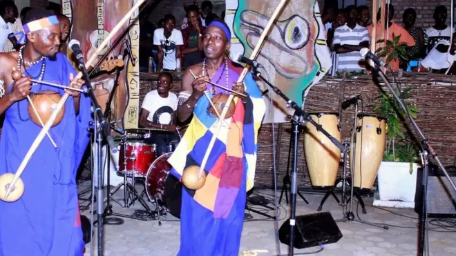 Bernard Ndoreyicimpa (i buryo) asize umukenyezi n'abana babiri