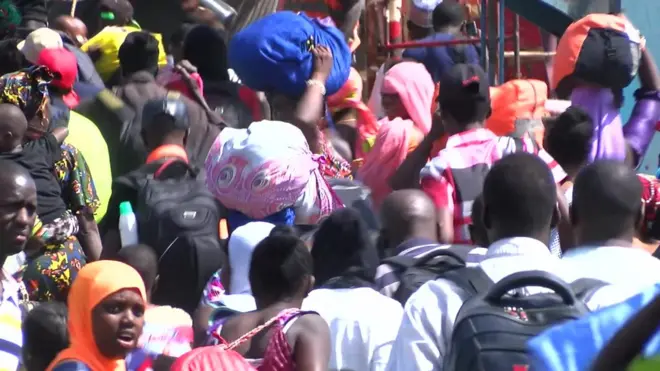 العديد من المدنيين يفرون من غامبيا خوفاً من تحول أزمة رئاسية إلى صراع مسلح.