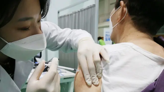 9일 오전 대전 유성구 예방접종세터에서 어르신들이 신종 코로나바이러스 감염증(코로나19) 화이자 백신 접종을 하고 있다