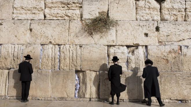 Judeus no Muro da Lamentações, em Jerusalém