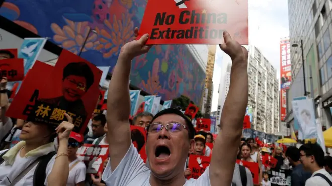 警方说，6月9日的游行人数最高锋为24万人，主办单位称参与游行人数为103万。