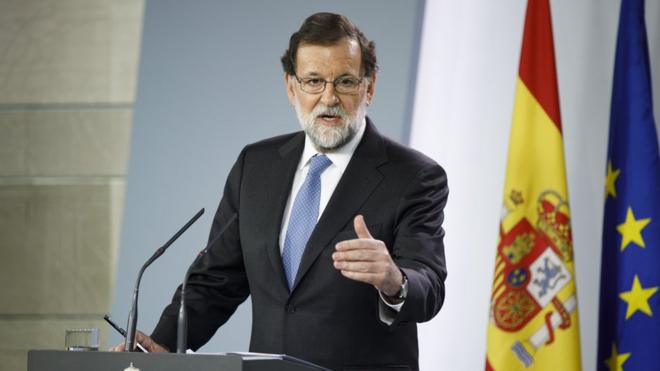 Thủ tướng Tây Ban Nha Mariano Rajoy ra tuyên bố quyết định giải thể quốc hội Catalan hôm 27/10