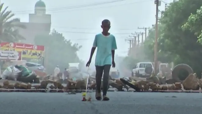 طفل سوداني يلعب في الشارع