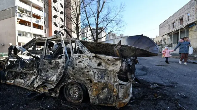 Một chiếc ô tô bị phá hủy do pháo kích ở ngoại ô thủ đô Kyiv của Ukraine (28 tháng 2 năm 2022)