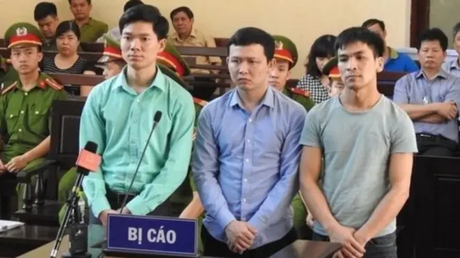 Bác sĩ Hoàng Công Lương (bìa trái) cùng hai bị cáo còn lại phiên tòa