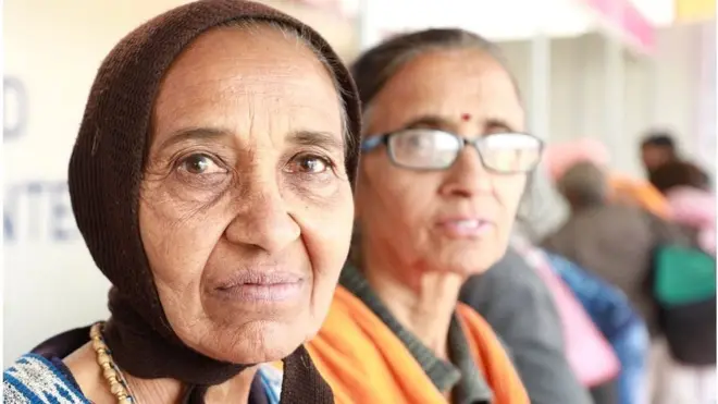 एक शिविर में प्रभा बेन पटेल अपनों का इंतजार कर रही हैं