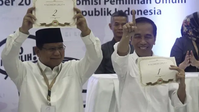 Joko Widodo dan Prabowo Subianto menunjukkan nomor urut pemilihan presiden April2019 di kantor KPU.