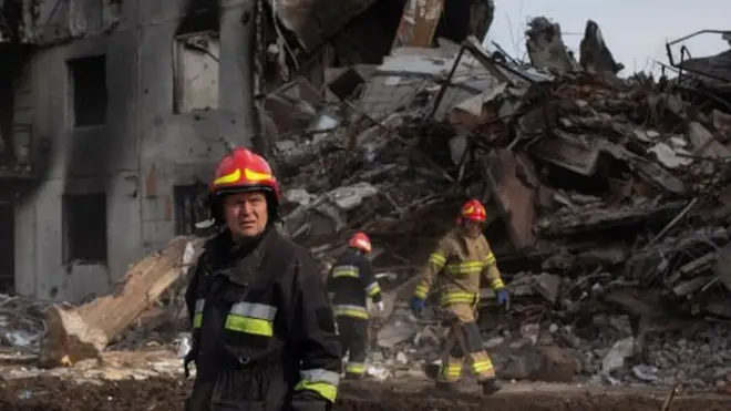 Los equipos de rescate retiran los escombros del área residencial el 7 de abril de 2022 en Borodianka, Ucrania.