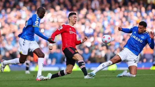 أظهر الفيديو رونالدو يطرح هاتف أحد المشجعين الصغار أرضا، حينما أقبل عليه في نهاية المباراة في أبريل/ نيسان الماضي