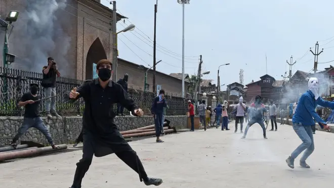 کشمیر میں اب سکولوں کے بچے بچیاں بھی احتجاج میں حصہ لے رہے ہیں