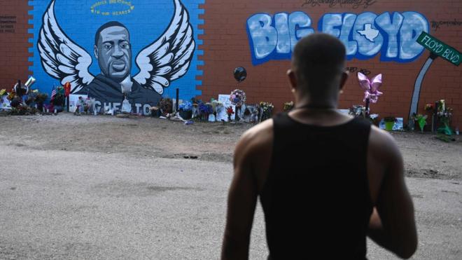 رجل ينظر إلى جدارية لجورج فلويد في هيوستن، تكساس، في 8 يونيو/حزيران