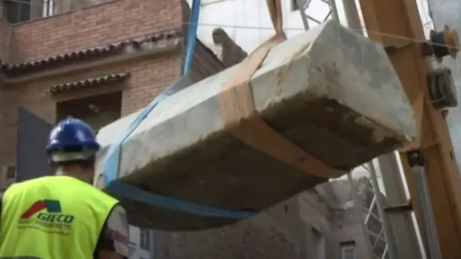 اكتشف علماء آثار هياكل عظمية لثلاثة رجال من عائلة واحدة في تابوت مصري قديم مدفون بمدينة الإسكندرية الساحلية.