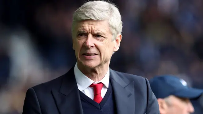 يتعرض فينغر لضغوط من جانب أنصار أرسنال بعد الخسارات المتعاقبة التي مني بها الفريق