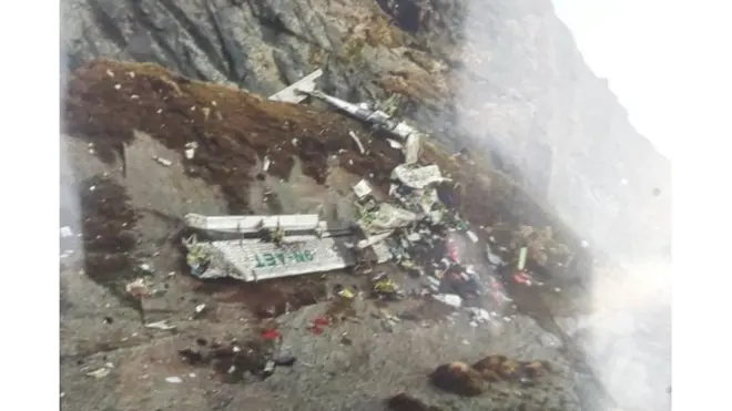 दुर्घटनाग्रस्त विमानाचे अवशेष