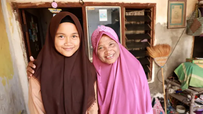 카리마툴이 고모와 함께 웃고 있다