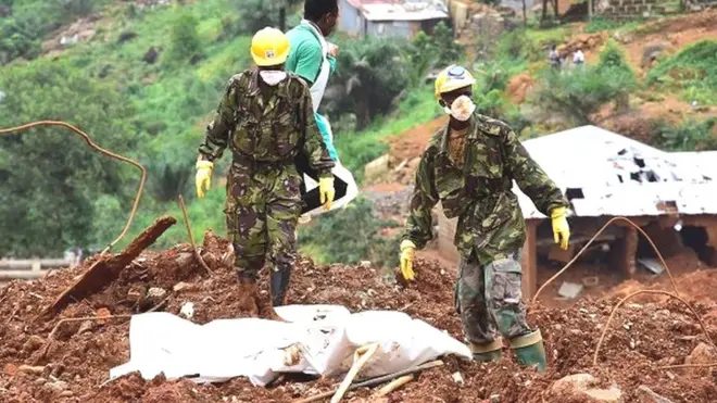 Le porte-parole du gouvernement sierra léonais Abdoulai Bayratay informe que l'armée et des experts venus d'Espagne vont continuer la recherche des corps ensevelis.