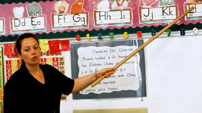 Elinde bir cetvel tutan öğretmen