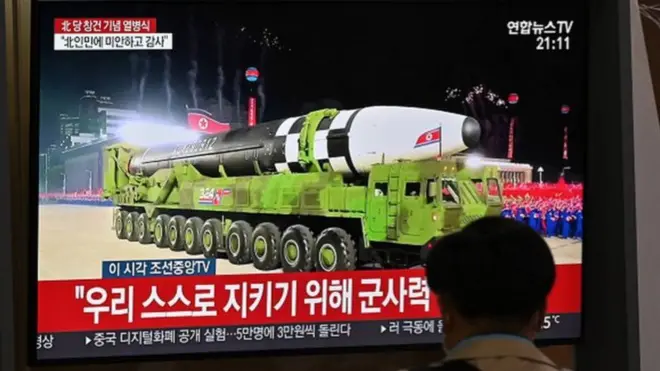 परेडका क्रममा ठूला ट्रकहरूमा क्षेप्यास्त्रहरू राखेर प्रदर्शन गरिएको थियो