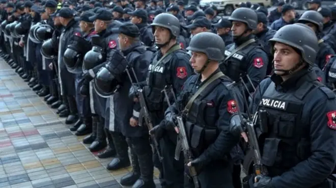 اسرائیل کے فٹبال میچ کے دوران سٹیڈیم کے باہر پولیس تعینات ہے