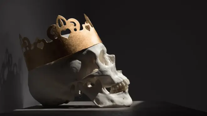 Өлүм алдында падышабы же карапайым кишиби, баары бирдей эле. Бирок, өлгөндөн кийинки алардын сөөгүнө жасалган мамиле, түшүнүк такыр башка болгон.