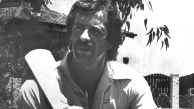 दिसंबर 1979 में ली गई इस तस्वीर में अपने बैट के साथ डेनिस लिली