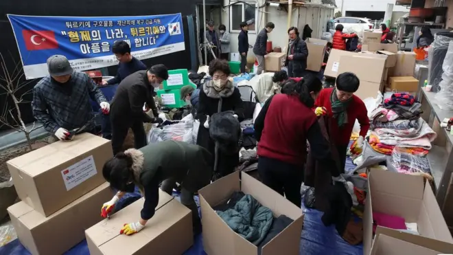 13일 오후 경기도 수원시 장안구에서 아시아문화연구원과 앙카라학원기념사업회 직원 등 봉사자들이 튀르키예 지진현장으로 보낼 구호물품을 분류하고 있다
