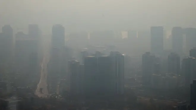 초미세먼지 농도가 '나쁨' 수준을 보이는 지난해 10월 27일 서울 남산타워에서 바라본 도심이 미세먼지로 뿌옇다