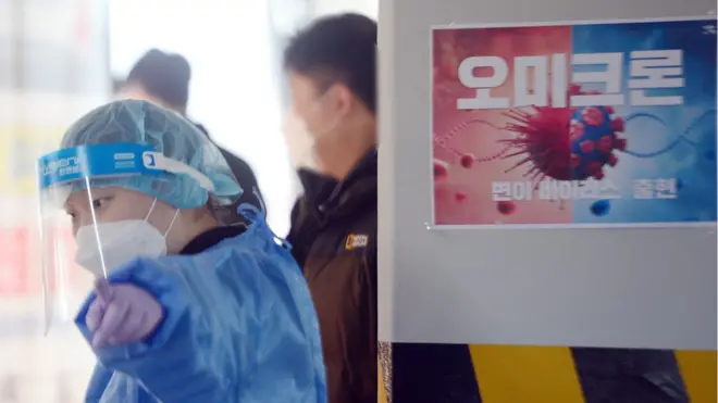 6일 광주 북구보건소 선별진료소에 부착된 '오미크론 변이바이러스 출현' 문구의 안내문