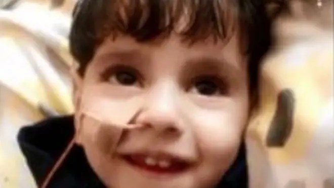 الطفل أثناء تلقي العلاج في المستشفى