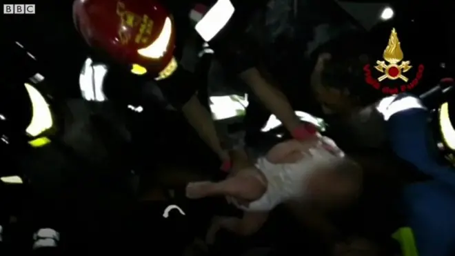 Спасатели на итальянском острове Искья, где произошло землетрясение, достали из-под обломков живого младенца.