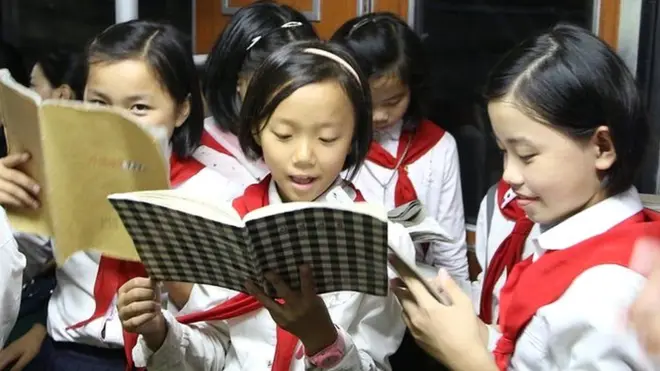 प्योंगयांग मैट्रो पर घर को लौटते स्कूली बच्चे