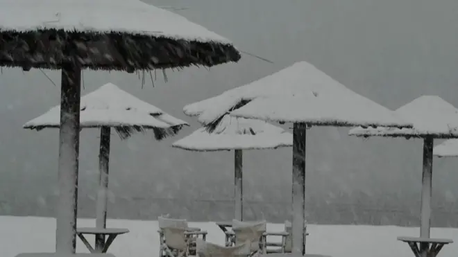 пляж под снегом