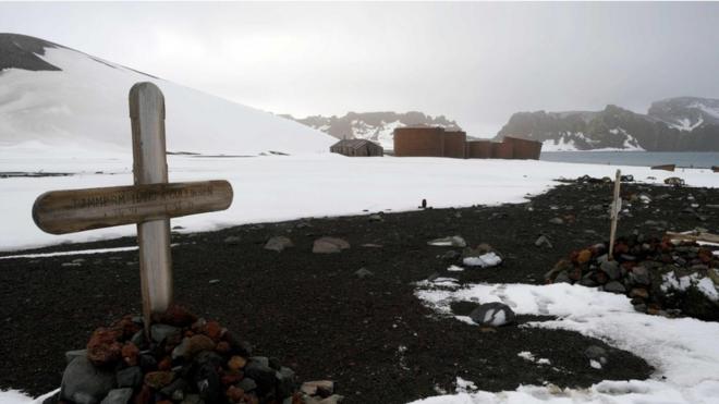 许多葬身南极的人遗体永远无法找到；其他一些则被埋葬在南极大陆上