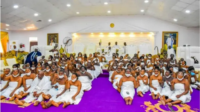 Ooni Adeyeye Ogunwusi gbalejo awọn obinrin bii ẹgbẹrun kan