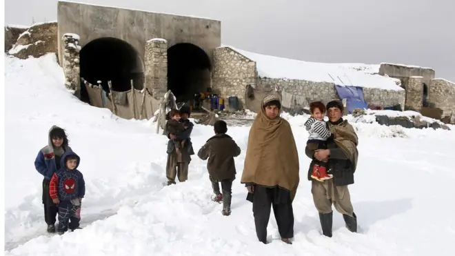 Афганцы страдают от сильных снегопадов, которые обрушились на несколько провинций зимой 2017 года
