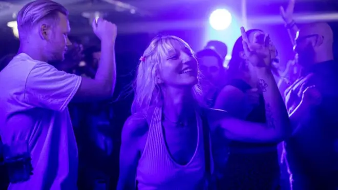 随着英格兰地区防疫措施松动，夜总会重新开张营业。