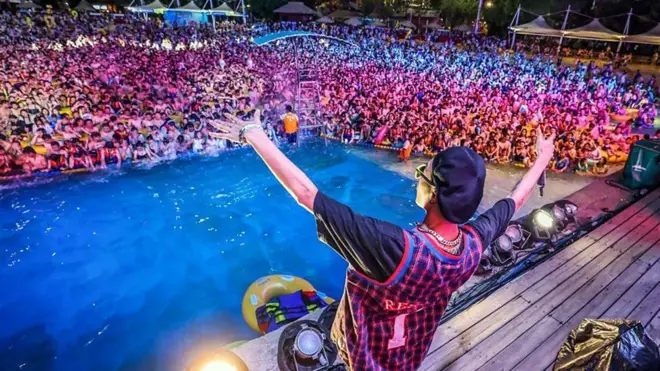 ووهان تحتفل بينما يصارع العالم فيروس كورونا